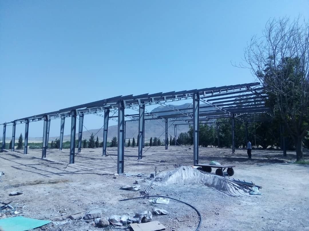 اجرای اسکلت فلزی سوله صنعتی زیر آسمان آبی